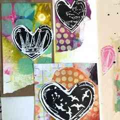 Mixed-Media-Collage mit schwarz-weiß gestempelten Herzen und Schablonenmustern auf bunten Hintergründen