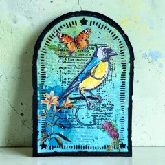 Blau-grüne Mixed-Media-Karte mit Vogel, Schmetterling und Blüten