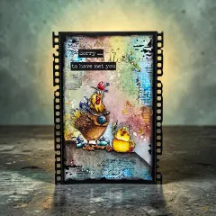 Gestaltete Grußkarte 'Sorry ... to have met you' mit Hahn und Küken vor buntem Mixed-Media-Hintergrund