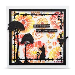 Quadratische Bastelarbeit mit floralem Stencil-Hintergrund in Orange und Gelb mit Katzen-Silhouette