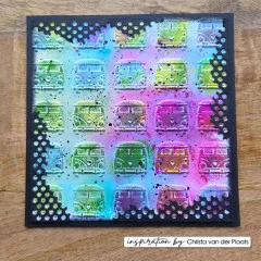 Schwarze Karte mit geprägten Bussen in Regenbogenfarben und Punkte-Rand auf Holz