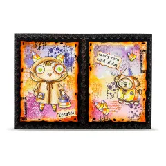 Gestempelte Grußkarte mit Charakter in gelbem Kostüm, Hundecharakter in Orange und Candy-Corn-Motiven, Mixed-Media Technik mit strukturiertem Grund