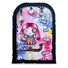Buntes Mixed-Media-Projekt mit pink-blauem Schablonenhintergrund und Comic-Mädchen