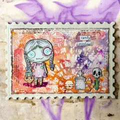 Gestempelte Kunstkarte mit Candy Overload Figur, Schädel, Friedhof und gemischten Medien-Texturen auf beigem Hintergrund