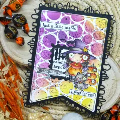 Bastelprojekt mit Hexen-Stempel und Katzen-Motiven auf strukturierter Karte mit Textilrahmen und Herbst-Dekoration