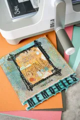 Mixed-Media-Seite mit schwarzem Framed-Rahmen, Spread your wings and fly und Schriftzug Memories vor der Stanzmaschine