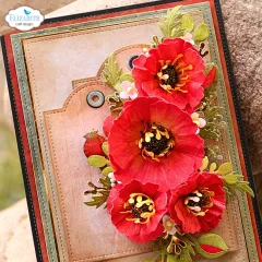 Nahaufnahme eines mit roten Mohnblüten und goldenen Blattranken geschmückten Anhängers auf braunem Karton.