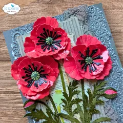 Nahaufnahme roter Mohnblüten auf strukturierter grauer Mixed-Media-Karte.