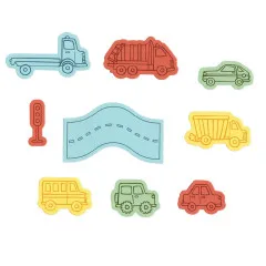 Freigestellte, farbig ausgeschnittene Einzelmotive des Sets: Pritschenwagen, Müllwagen, Auto, Ampel, geschwungene Straße, Kipplaster, Schulbus, Geländewagen und Auto in Rot