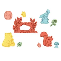 Freigestellte, farbig ausgeschnittene Einzelmotive des Sets: Igel, Schmetterling, Hase, Bär mit Blume, Eichhörnchen, Baumstamm-Rahmen, Blatt, Eichel und Pilz