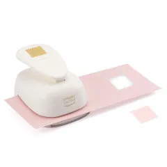 Motivstanzer Briefmarke Super Jumbo beim Ausstanzen einer rosafarbenen Papierkarte.
