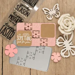 Rosa Triple Step Karte mit Blumen und Stempeln auf Holzgrund