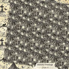 Creme-farbenes Papier mit schwarzen Hexen-Silhouetten, Besen, Sternen, Fledermäusen und Spinnweben-Elementen