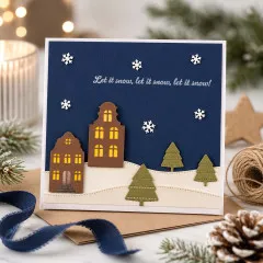 Blaue Weihnachtskarte mit beleuchteten Häusern, Tannen, Schneeflocken und Schneehügel