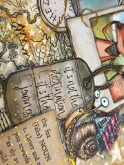 Makro-Aufnahme: Gestaltete Journal-Seite mit Schnecken-Illustration, handgeschriebenem Text und Gold-Akzenten