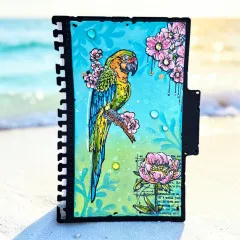 Handgemachtes Notizbuch mit Papageien-Cover und Strand-Hintergrund