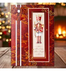 Selbstgemachte Weihnachtskarte mit Nussknacker-Motiv und roter Schleife aus dem Papier-Set