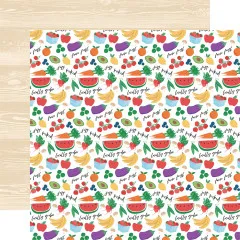 Designpapier Freshly Picked mit bunten Obst- und Gemüsemustern, Bananen, Äpfeln, Wassermelone, Karotten und Text-Elementen auf weißem Grund