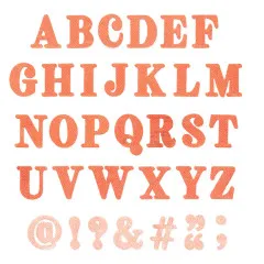 Nahaufnahme des orangefarbenen, strukturierten Großbuchstaben-Alphabets samt Satzzeichen.