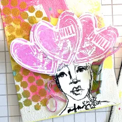 Art-Journal-Seite mit goldenen Schablonenpunkten, pinkfarbenen Herzen und gezeichnetem Gesicht