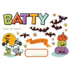 Ausgebreitete Page Pieces: Schriftzug „Batty", Fledermäuse, Kürbis-Stapel, Mickey und Minnie sowie ein Journaling-Etikett