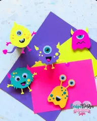 Verschiedene bunte Papier-Monster in Kawaii-Optik mit Glitter Enamel Dots als Augen.