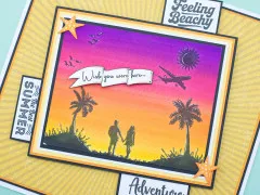 Gestempelte Sonnenuntergangsszene mit Palmen, Flugzeug und Wish-you-were-here-Banner in Nahaufnahme