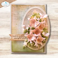 Pfirsich-rosa Akeleien-Strauß mit gelbem Schmetterling.