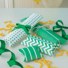 Verschiedene Pillow Boxes mit Punkten, Streifen und Zickzackmuster in Grün und Weiß mit Schleifen