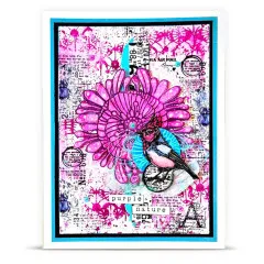 Pink-lila Bastelprojekt mit Vogel und aufwendigem Stencil-Hintergrund
