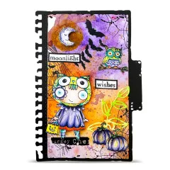 Grüne Postkarte mit gestempelter Eule, Mond und Fledermaus, Happy Halloween-Schriftzug und Glittereffekt