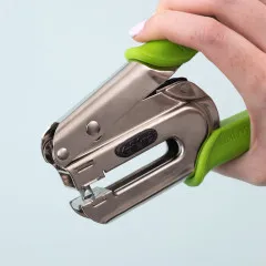 Nahaufnahme der Crop-A-Dile Power Punch mit grünem Griff und Stellschraube zur Ausrichtung