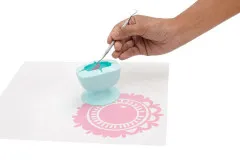 Detailaufnahme: Vinyl-Schnipsel mit Weeding-Werkzeug in Ring-Sammler ablegen über Sternmotiv