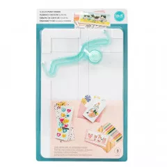 Slimline Card Punch Board mit Ritzmesser auf weißem Board, Schnittlinien und Größenangaben sichtbar