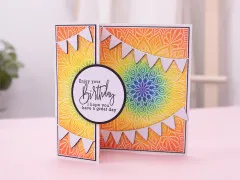 Fertige Klappkarte mit regenbogenfarbig kolorierter Mandala-Prägung, Wimpelketten und Geburtstagsgruß