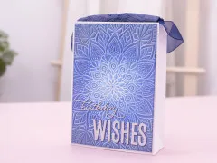 Geschenktüte mit blau geprägtem Mandala-Muster und Birthday-Wishes-Schriftzug