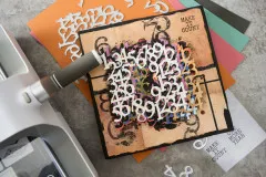 Journalseite mit geschichteten Zahlen in Weiß, Pink und Blau auf Vintage-Hintergrund, Stempel Make it count