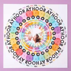 Kreisförmiges Scrapbooking-Design mit Rainbow-Kreismustern, Sternen und Smiley-Motiven, bunter Regenbogenhintergrund