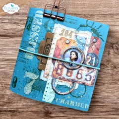Reisejournal-Cover mit Zahlenstempeln, Etikett und Portraitfoto