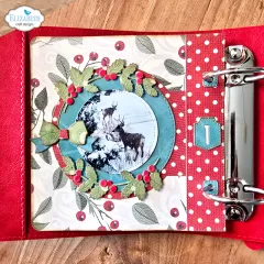 Weihnachtliche Ringbucheinlage mit Hirschmotiv, Schleife und Stechpalmenranken in Rot und Grün.