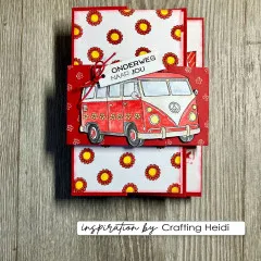 Rote Klappkarte mit gestempeltem rotem Hippie-Bus, Blumenmuster und Anhänger