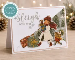 Grußkarte mit Mädchen, Geschenken und Maus vor Tannenwald-Hintergrund und Schriftzug „Sleigh Bells Ring“