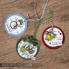 Drei runde Anhänger mit Schneemann, Christbaumkugeln und Glocken und Sprüchen wie let it snow