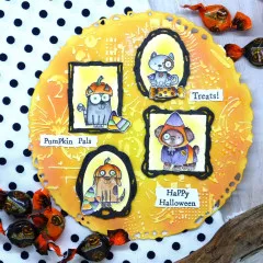 Runde gelbe Karte mit Haustieren in Halloween-Kostümen und Etiketten Pumpkin Pals, Happy Halloween