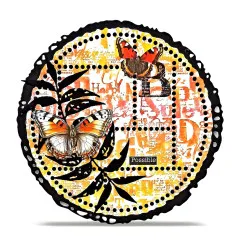 Runde, schwarz-weiße Mixed-Media-Collage mit Schmetterlingen und schwarzen Blättern