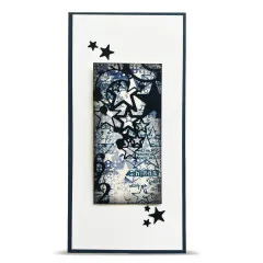 Schmale Karte mit gerahmter Sternen-Stanzform auf blau-grauem Sternenhintergrund und losen Papiersternen