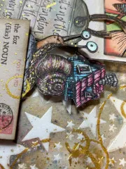 Detailansicht: Journal-Element mit Schnecken-Illustration, Textur und Gold-Glitter auf strukturiertem Papierhintergrund