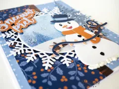 Fertige Grußkarte mit weißem Schneemann und Open Ice Crystal Eiskristall-Rahmen in Blau, Navy und Orange auf Bastelpapier