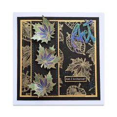 Schwarze Karte mit goldenen Blattabdrücken, grün-lila Ahornblättern und Art