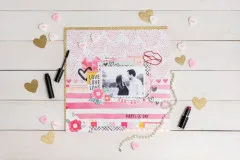 Mit Happy Jig verzierte Scrapbook-Seite mit Foto, Draht-Elementen in Rosa und Gold, Deko-Elementen